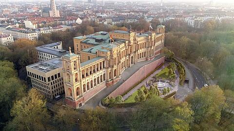 Unbekannte haben den Bayerischen Landtag mit politischen Parolen beschmiert.
