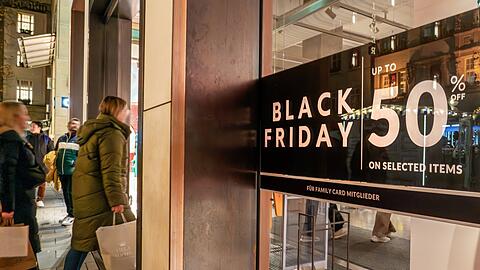 Wie hier in der Münchner Fußgängerzone wird derzeit weltweit für den Black Friday oder gleich eine ganze Black Week geworben. Die Aktion ist beliebt, aber nicht immer lässt sich sparen, sagen Verbraucherschützer.