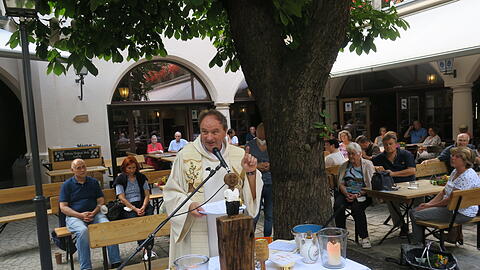 Messe im Hofbräuhaus-Innenhof: Pfarrer Schießler hatte statt eines Altars ein kleines Tischchen, auf dem auch seine hölzerne Christkönigsfigur stand.