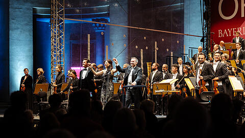 Aigul Akhmetshina, Piotr Beczala und das Bayerische Staatsorchester im Passionstheater.