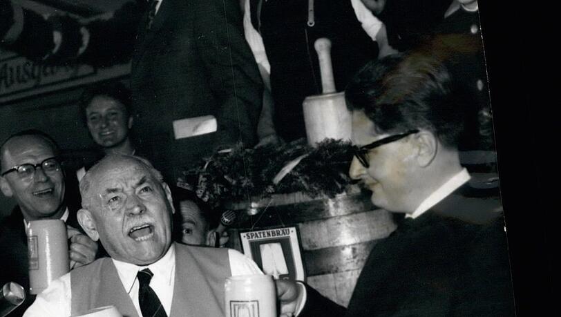 Anzapfen 1960: Alt-OB Thomas Wimmer und OB Hans-Jochen Vogel. Anzapfen 1960: Alt-OB Thomas Wimmer und OB Hans-Jochen Vogel.