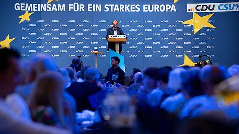 Friedrich Merz, Bundesvorsitzender der CDU, nimmt an der Schlusskundgebung von CDU und CSU zur Europawahl im Löwenbräukeller teil.
