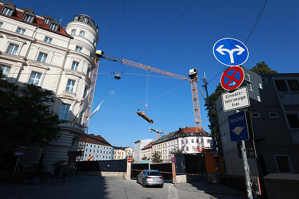Anwohner wurden wegen der Gefahr aus ihren Häusern geholt. Anwohner wurden wegen der Gefahr aus ihren Häusern geholt.
