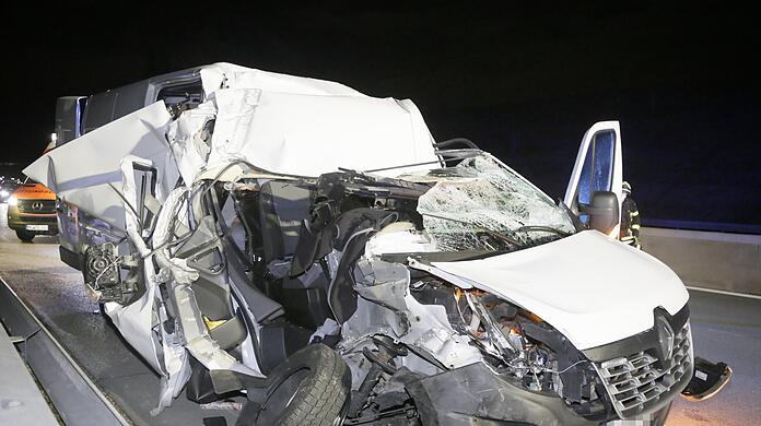 Am Kleintransporter entstand ein Totalschaden in Höhe von etwa 9.000 Euro.