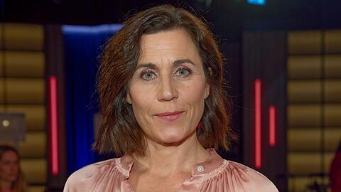 Die Schauspielerin Nina Kunzendorf steht nach der Aufzeichnung der WDR Talkshow "Kölner Treff" im Studio.