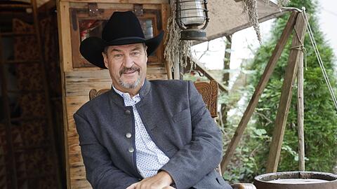 Ein Termin, ganz nach dem Geschmack von Markus Söder, wie es scheint: 111 Jahre Cowboy-Club München 1913 - da darf der Ministerpräsident natürlich nicht fehlen. Und der passende Hut auch nicht.