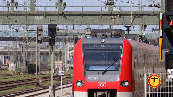 Blick von der Hackerbrücke auf eine Münchner S-Bahn. Den handgreiflichen 29-Jährigen übernahm die Polizei am Bahnhof in Pasing.