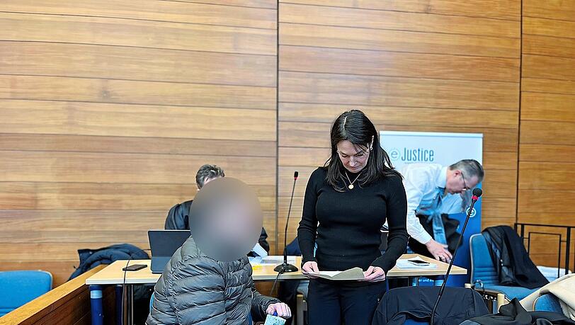 Der Angeklagte mit Wahlverteidigerin Regina Rick.