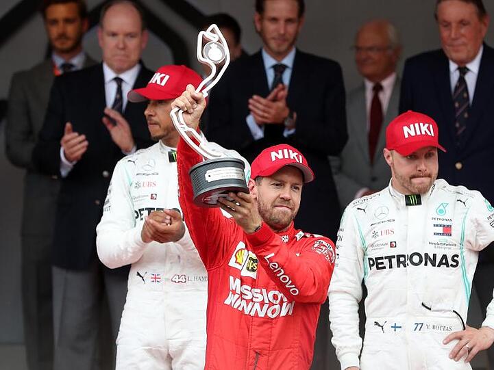 Ferrari-Pilot Sebastian Vettel (M.) konnte sich über seine beste Saisonplatzierung freuen.