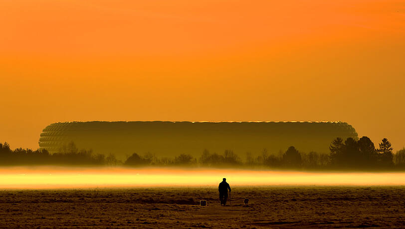 Die Allianz Arena hat man von der Panzerwiese gut im Blick. Die Allianz Arena hat man von der Panzerwiese gut im Blick.