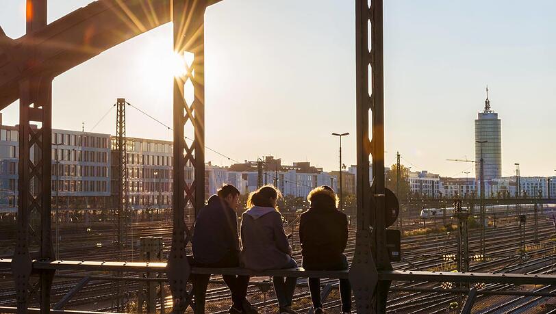 Die Brüstung der Hackerbrücke, ein Sonnenort. Die Brüstung der Hackerbrücke, ein Sonnenort.