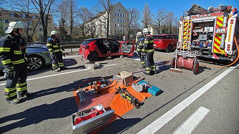 Mithilfe von hydraulischem Gerät befreiten die Feuerwehrleute die Frau aus dem Fahrzeug.