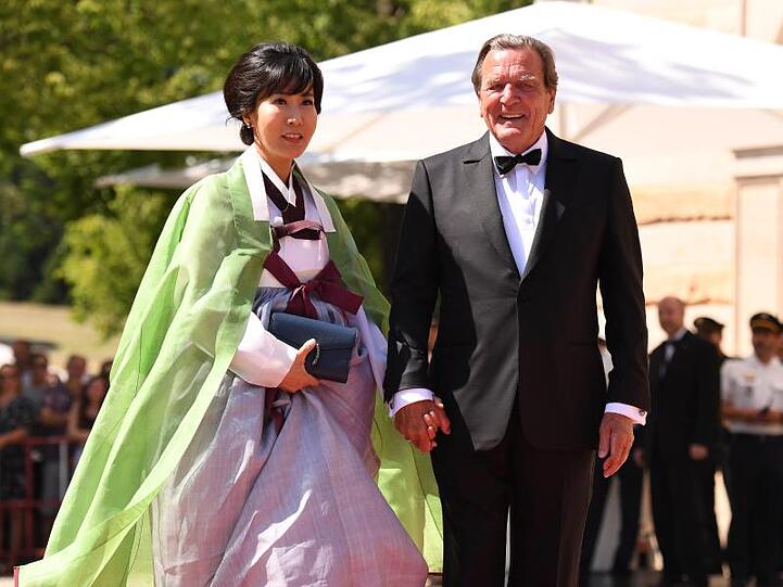 Gerhard Schröder war 2003 als erster Bundeskanzler zu den Bayreuther Festspielen gekommen. An seiner Seite heute seine Frau Soyeon Kim.