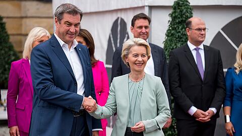 Markus Söder (l, CSU) begrüßt Ursula von der Leyen (r, CDU).