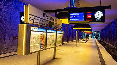 Der in der U-Bahn-Station Westfriedhof verunglückte Mann kam zur weiteren medizinischen Behandlung in den Schockraum einer Münchner Klinik.