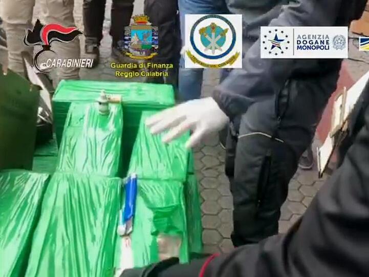 Die italienische Finanzpolizei und Europol haben fast 1200 Kilo Kokain in Bananenkisten gefunden.