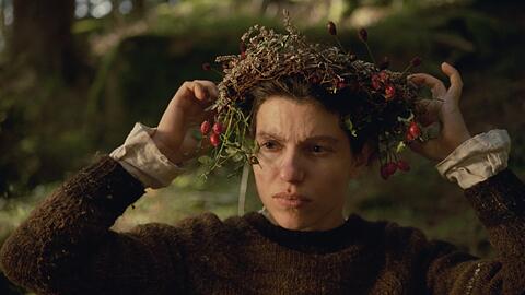 Anja Plaschg verleiht der Hauptfigur Agnes eine dämonische Authentizität.Natürlicher Haarschmuck: Weil sie für die harte Landarbeit nicht geschaffen ist, verbringt die sensible Agnes (Anja Plaschg) ihre Zeit lieber mit dem Basteln traditioneller Blumenkränze.