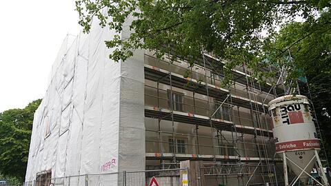 Noch ist die West-Fassade eingerüstet, wo einmal der dreiteilige, offene Eingang zu sehen sein soll.