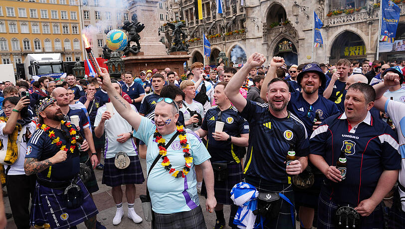 Schottische und deutsche Fans gemeinsam und friedlich auf dem Münchner Marienplatz – die EM-Party kann beginnen.