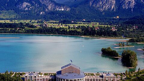 Am 153. Geburtstag des Königs, am 25. August 1998, wurde der Grundstein für das Festspielhaus Füssen gelegt am Forggensee im Angesicht von Schloss Neuschwanstein. Jetzt beherbergt es wieder ein Musical über Ludwig II. von Bayern.