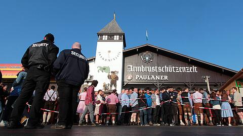 Mitarbeiter einer Sicherheitsfirma bewachen den Zugang zum Armbrustschützenzelt (Symbolbild).