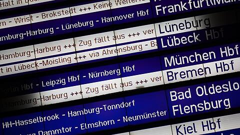 Ein häufiges Bild: "Zug fällt aus" ist auf einer Anzeigetafel am Hamburger Hauptbahnhof zu lesen.