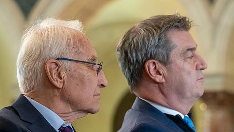 Der ehemalige Ministerpräsident Edmund Stoiber (l, CSU) und Markus Söder, (r, CSU) Ministerpräsident von Bayern, während der Vorstellung des Buchs "Die Bayerischen Ministerpräsidenten 1918 -2018".