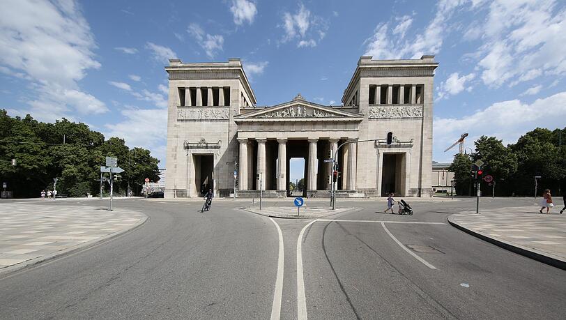 Und so sehen die Propyläen aus, wenn man nicht unter ihnen steht, sondern davor – wie hier auf der Fahrbahn am Königsplatz. Und so sehen die Propyläen aus, wenn man nicht unter ihnen steht, sondern davor – wie hier auf der Fahrbahn am Königsplatz.