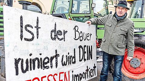 Im Frühjahr nimmt Hubert Aiwanger an den Bauernprotesten teil. Manche werfen ihm vor, dafür seine Minister-Arbeit zu vernachlässigen.