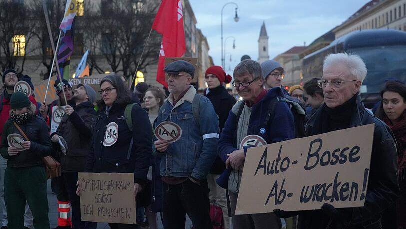 Um die 50 Menschen haben am Dienstag auf dem Odeonsplatz gegen die IAA demonstriert. Um die 50 Menschen haben am Dienstag auf dem Odeonsplatz gegen die IAA demonstriert.