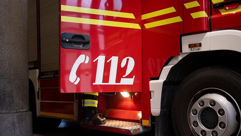 Bei einem Küchenbrand wurde am Montagabend ein 54-jähriger Mann verletzt. Der Brand konnte schnell gelöscht werden.