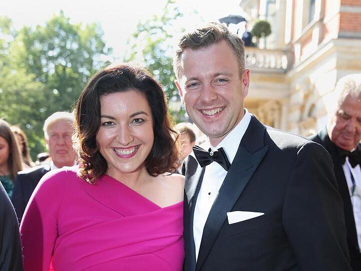 Digitalministerin Dorothee Bär ist mit ihrem Mann Oliver Bär nach Bayreuth gekommen.