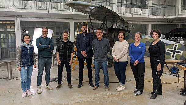 Treffen in der Flugwerft mit dem Projektteam aus den Niederlanden – von links: Marisa Pamplona, Konservierungswissenschaftlerin am Deutschen Museum, Jeroen Jazet vom niederländischen Dokumentarfilmteam, Andreas Hempfer, Kurator für Historische Luftfahrt am Deutschen Museum, Alfred Staarman, Kurator am Militärmuseum Soesterberg, Bernhard Wörrle, Provenienzforscher am Deutschen Museum, ein weiterer Mitarbeiter des niederländischen Dokumentarfilmteams, Clarimma Sessa und Eva Mariasole Angelin von der TUM School of Engineering and Design in Garching. Treffen in der Flugwerft mit dem Projektteam aus den Niederlanden – von links: Marisa Pamplona, Konservierungswissenschaftlerin am Deutschen Museum, Jeroen Jazet vom niederländischen Dokumentarfilmteam, Andreas Hempfer, Kurator für Historische Luftfahrt am Deutschen Museum, Alfred Staarman, Kurator am Militärmuseum Soesterberg, Bernhard Wörrle, Provenienzforscher am Deutschen Museum, ein weiterer Mitarbeiter des niederländischen Dokumentarfilmteams, Clarimma Sessa und Eva Mariasole Angelin von der TUM School of Engineering and Design in Garching.