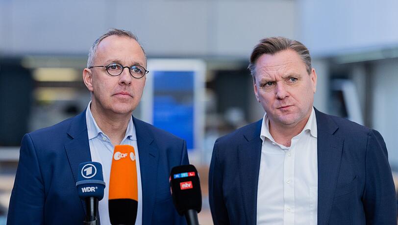 Insolvenzverwalter Stefan Denkhaus (l.) und Olivier van den Bossche, Vorstandsvorsitzender von Galeria Karstadt Kaufhof, in der Konzernzentrale in Essen. Insolvenzverwalter Stefan Denkhaus (l.) und Olivier van den Bossche, Vorstandsvorsitzender von Galeria Karstadt Kaufhof, in der Konzernzentrale in Essen.