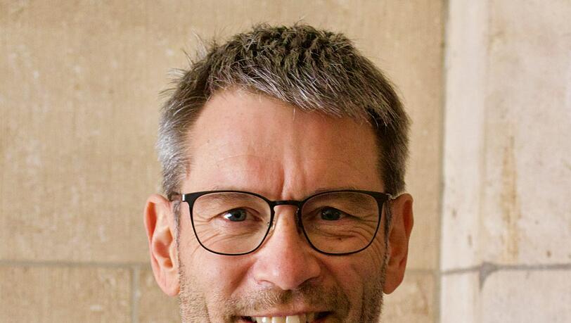 Axel Klein verbindet mit dem verstorbenen Vogel besonders Klarsichthüllen. Axel Klein verbindet mit dem verstorbenen Vogel besonders Klarsichthüllen.