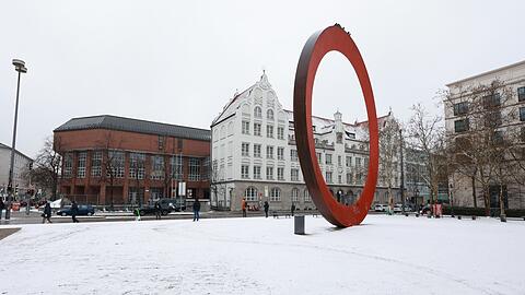 Der Karl-Stützel-Platz und das Luisengymnasium.