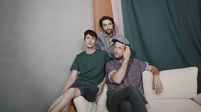 Henning May (l-r), Christopher Annen und Severin Kantereit haben mit ihrem neuen Album die Chartsspitze erobert. Am 10. und 11. August geben sie zwei Konzerte in der Münchner Olympiahalle.