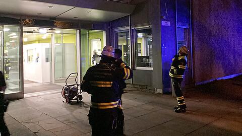 Eine Vielzahl an Feuerwehr- und Rettungskräften rückte wegen eines Brandes in einem Wohnheim aus.