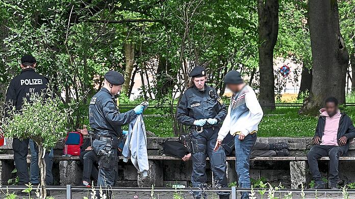 Die Polizei bei einer Kontrolle im Alten Botanischen Garten: Das große Aufgebot an Polizisten am Mittwochmittag hatte einen speziellen Hintergrund.