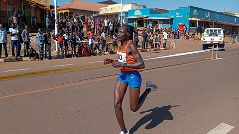 Die ugandische Marathonläuferin Rebecca Cheptegei ist nach einem Brandangriff gestorben.