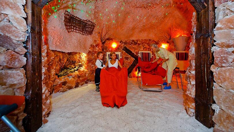 Im Salzambiente in Giesing sitzt man in der Art Grotte, die Luft ist voller Mineralien, das ist gut für die Atemwege. Im Salzambiente in Giesing sitzt man in der Art Grotte, die Luft ist voller Mineralien, das ist gut für die Atemwege.