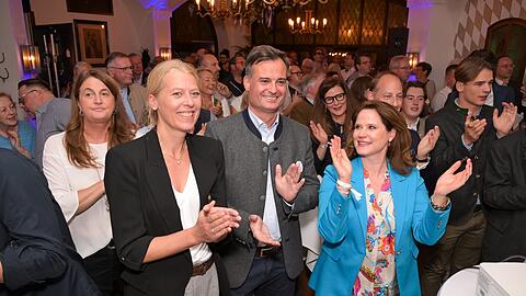 Hier klatschen sie noch tapfer im Löwenbräukeller übers CSU-Ergebnis - kennen aber ihre eigenen Stimmkreis-Ergebnisse noch nicht: die CSU-Direktkandidaten Christine Müller (Milbertshofen), Alexander Dietrich (Moosach) und Susanne Hornberger (München-Mitte).