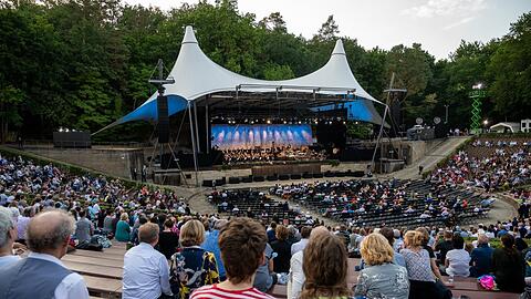 Die Berliner Philharmoniker spielten am Samstag in der Waldbühne. Rund 6000 Zuschauer waren zugelassen. In Bayern bleibt dies auch weiterhin undenkbar.