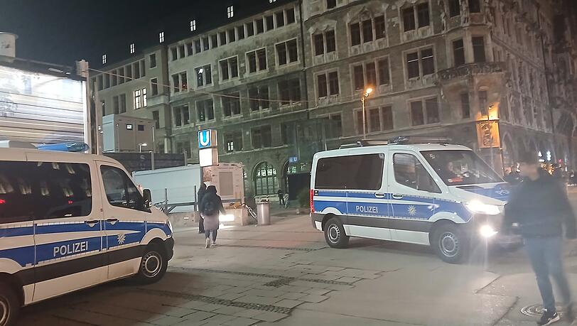 Polizei vorm Rathaus, nachdem Aktivisten dieses aufgrund eines IAA-Protestes besetzt haben. Polizei vorm Rathaus, nachdem Aktivisten dieses aufgrund eines IAA-Protestes besetzt haben.