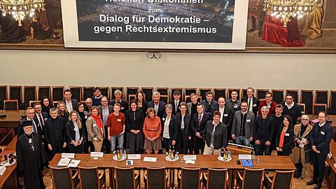 Die Teilnehmer des "Dialogs für Demokratie und gegen Rechtsextremismus": Stadtpolitiker, Vertreter der Religionsgemeinschaften, von Vereinen und zivilgesellschaftlichen Organisationen.