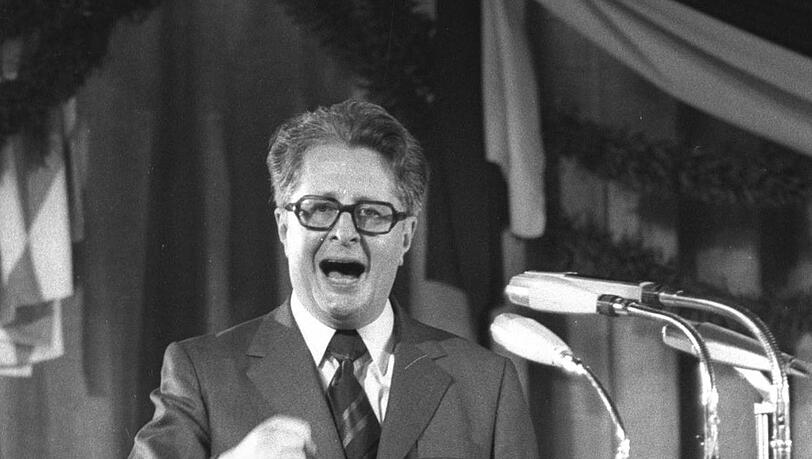 Der Schluss der Vogel-Rede ging schon fast im Tumult der widerstreitenden Gruppen unter. Der Schluss der Vogel-Rede ging schon fast im Tumult der widerstreitenden Gruppen unter.