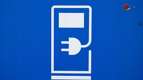 Die Mehrheit der privaten Autobesitzer in Deutschland misstraut nach einer Umfrage der HUK Coburg nach wie vor dem Elektroauto. (Symbolbild)