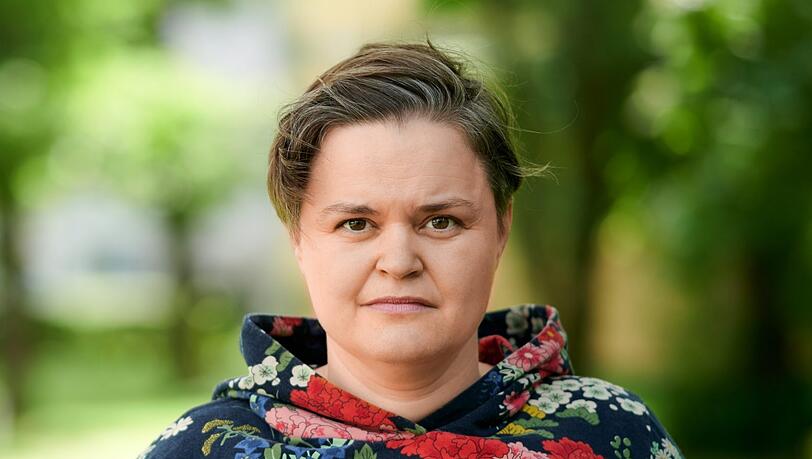 Die 1974 in der Pfalz geborene Politikerin Sanne Kurz studierte Dokumentarfilm und Kamera an der HFF in München und ist seit 2018 Mitglied des Bayerischen Landtags. Die 1974 in der Pfalz geborene Politikerin Sanne Kurz studierte Dokumentarfilm und Kamera an der HFF in München und ist seit 2018 Mitglied des Bayerischen Landtags.