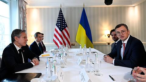 US-Außenminister Antony Blinken (l) trifft den Dmytro Kuleba (r), Außenminister der Ukraine, zu bilateralen Gesprächen auf der Münchner Sicherheitskonferenz (MSC) .