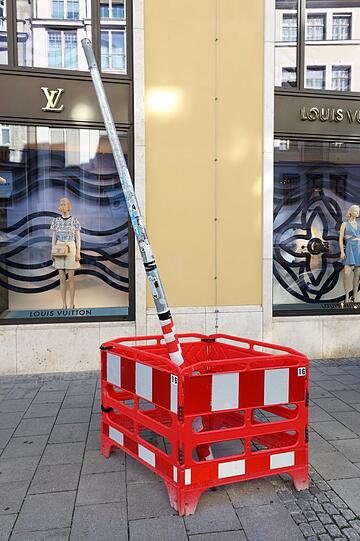 Kein Glanzstück: ein krummer Lampenmast in der Residenzstraße vor Louis Vuitton. Seit Wochen eingezäunt. Es tut sich aber nichts.
